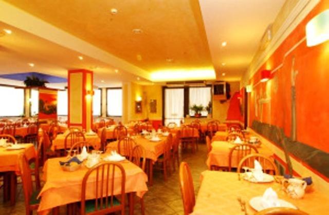 Hotel La Fenice 利尼亚诺萨比亚多罗 外观 照片