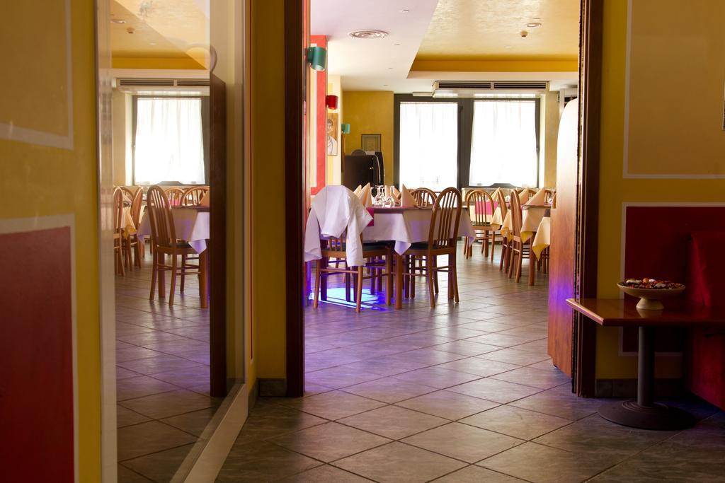 Hotel La Fenice 利尼亚诺萨比亚多罗 外观 照片