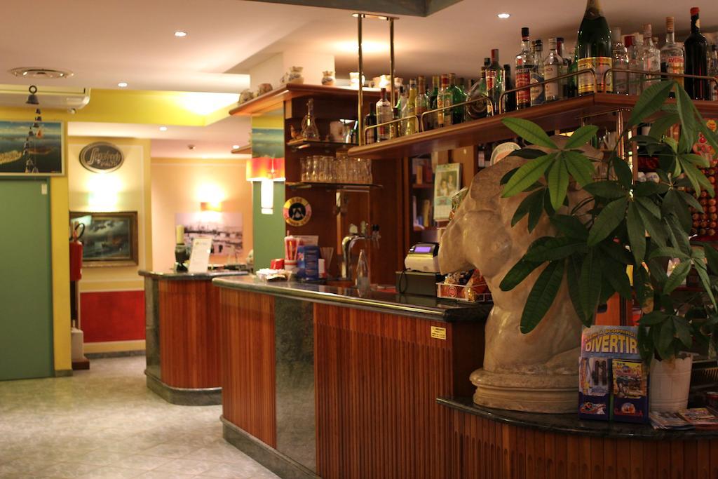Hotel La Fenice 利尼亚诺萨比亚多罗 外观 照片