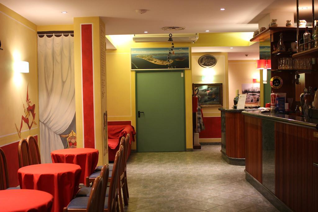 Hotel La Fenice 利尼亚诺萨比亚多罗 外观 照片